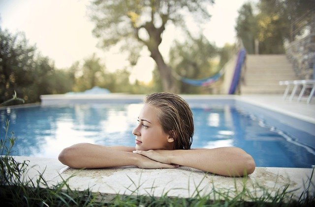 Quels sont les avantages d&rsquo;une piscine coque polyester ?